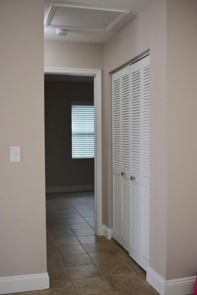 Building Photo - 826 Palama Way