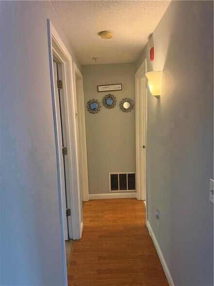 Building Photo - 25 Devereux Ave
