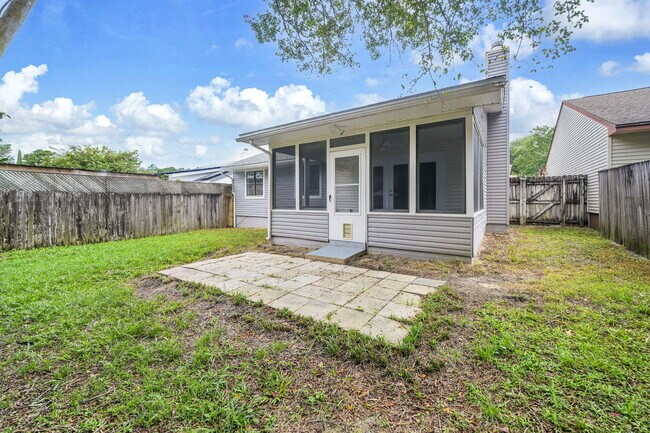 Building Photo - 3930 Balsam Dr