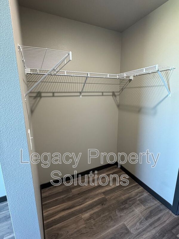 Building Photo - 226 E Greenfield Ln