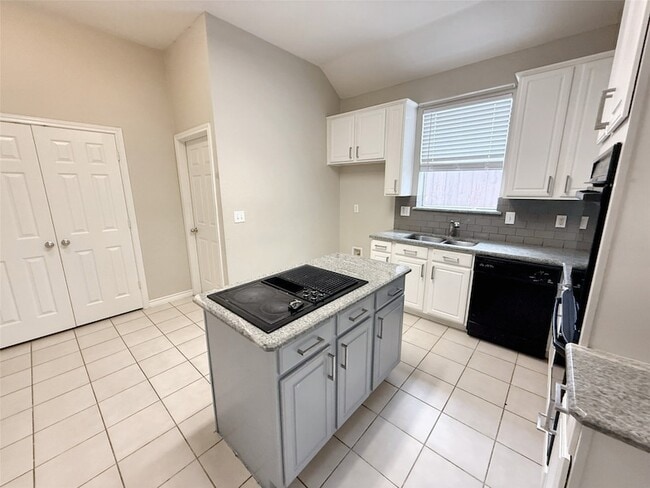 Building Photo - 3104 Hoffman Dr
