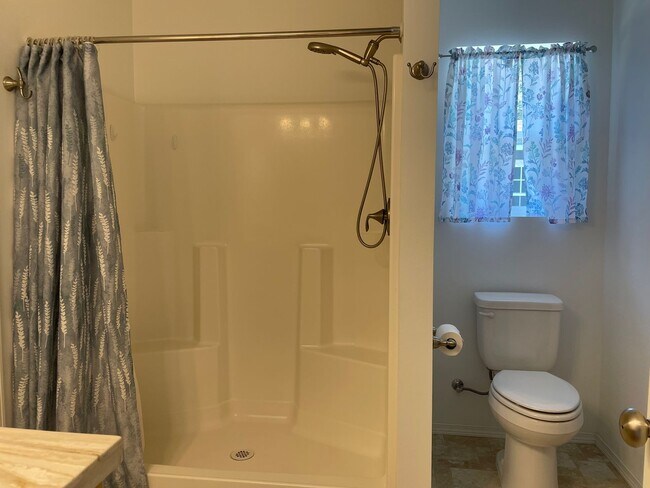 Building Photo - Beautiful 2 Bedroom 1.5 Bath 2 Story Home-...