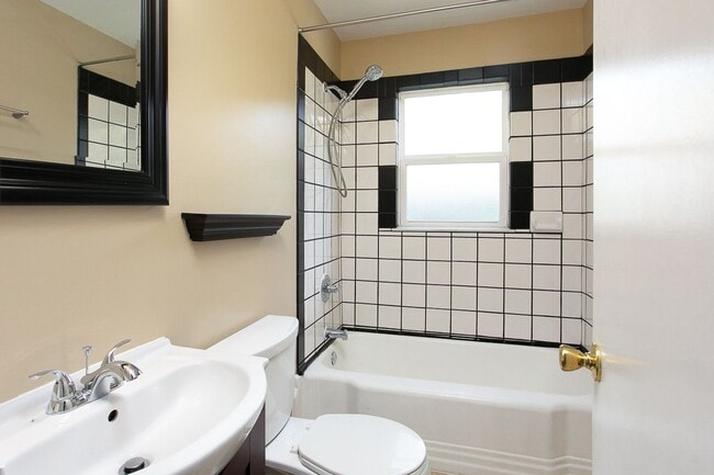 Building Photo - Beautiful and Spacious 5 Bedroom + 3 Bath Home w/ Office close to Downtown!