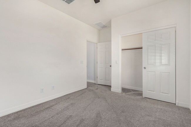 Building Photo - Move-In Ready Home with Verrado Amenities!