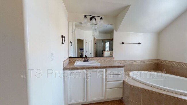 Building Photo - 1349 Piper Pl