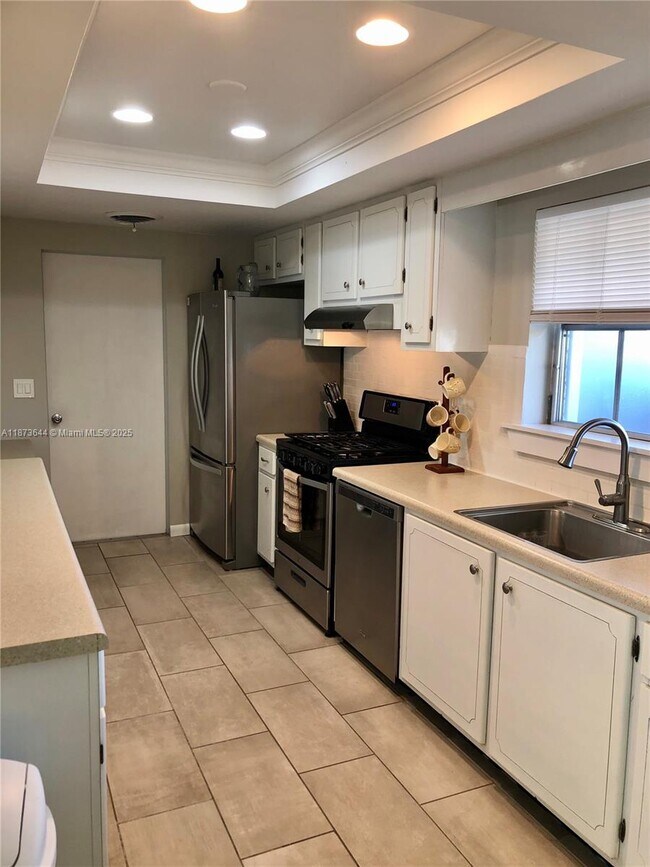 Building Photo - 1241 Manor Dr