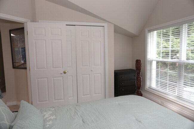 Building Photo - 3059 Bellevue Way NE