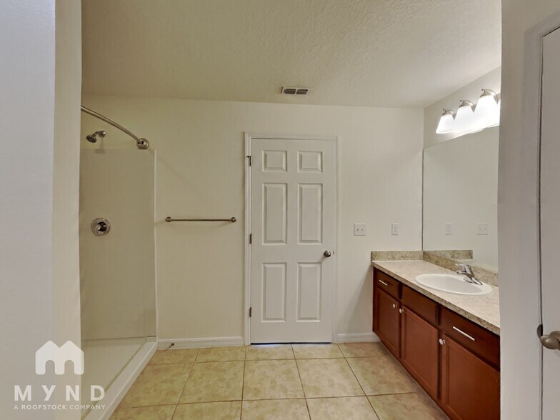 Building Photo - 6600 Wirevine Dr