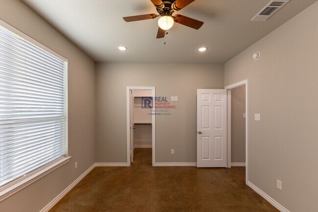 Building Photo - Stylish Glen Rose Home with Open Layout