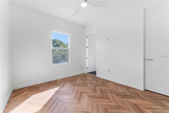 Building Photo - 102 W Adalee St