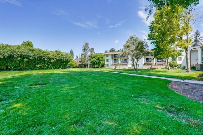 Building Photo - Up-Dated 1/1 3rd. Floor Condo Located in S...
