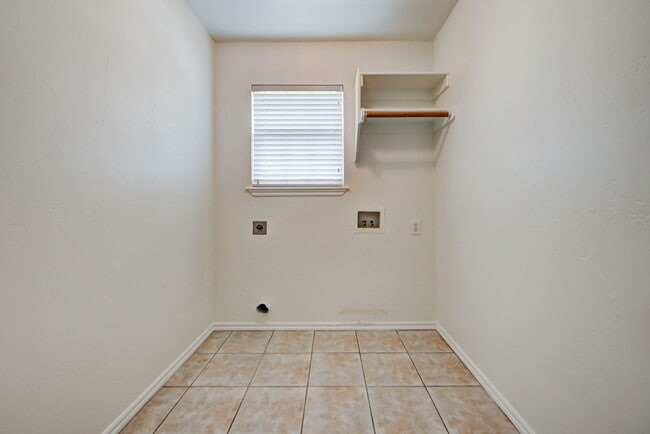 Building Photo - 608 Cavecreek St