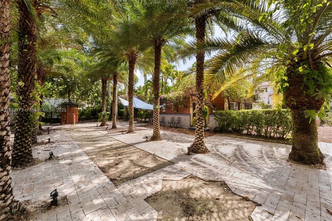 Building Photo - 1624 Granada Blvd
