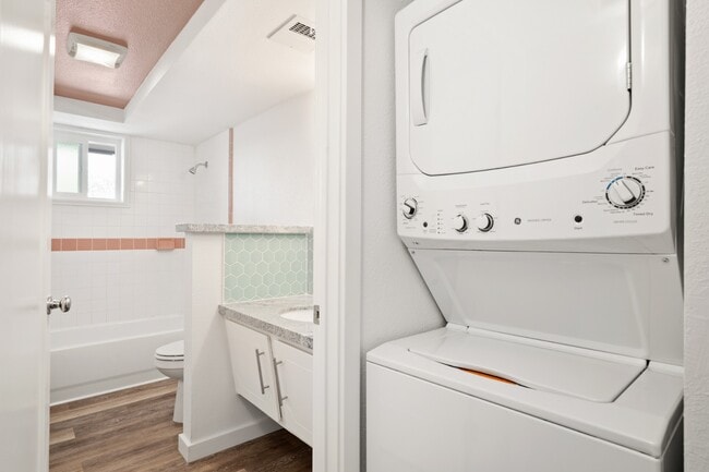 Building Photo - Beautiful 2 bedroom with private backyard