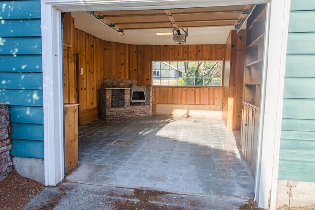 Building Photo - 2bd/1ba Seattle Home