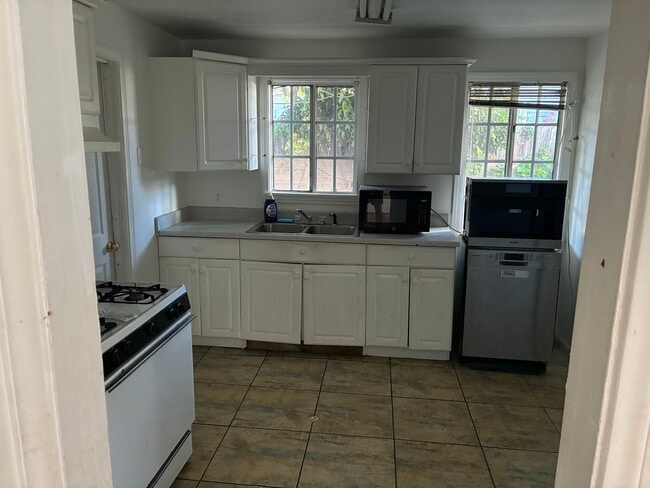 Building Photo - 805 N Maple St