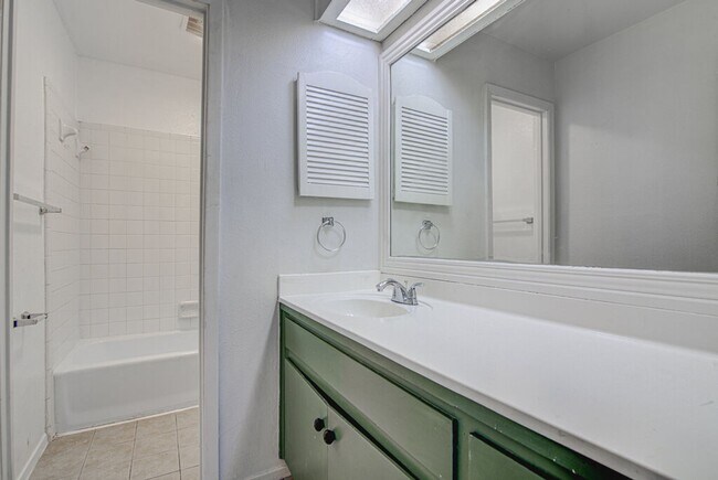 Building Photo - 1807 Briar Hill Dr