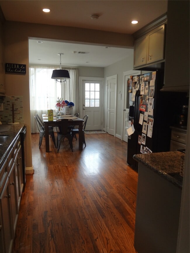 Building Photo - 307 E 28th St