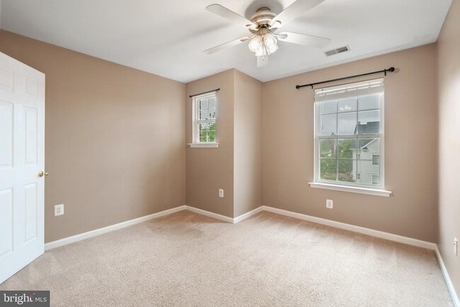 Building Photo - 641 Springhouse Square SE