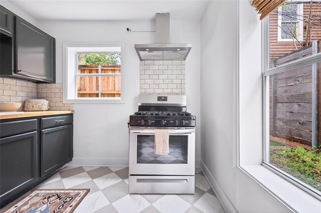 Building Photo - 1706 Palma Plaza