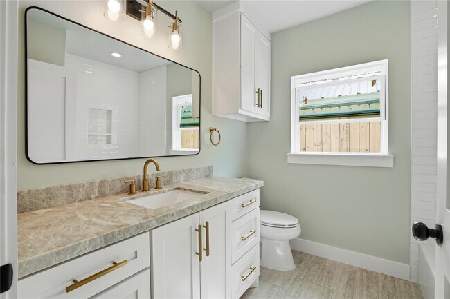 Building Photo - 532 N Super St