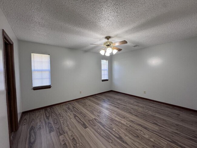 Building Photo - 111 Rainbow Ave