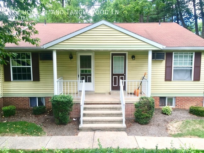 Building Photo - 303 N School Pl