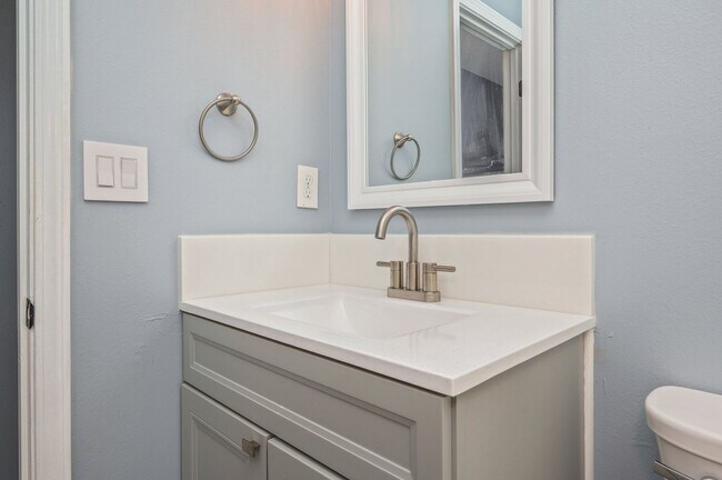 Building Photo - Completely Renovated Home in Niceville!