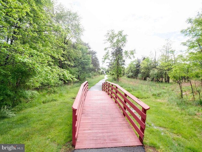 Building Photo - 1984 Crescent Park Dr