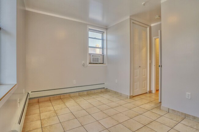 Building Photo - 715 28th St