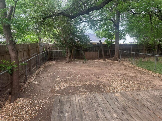 Building Photo - 6907 Woodhue Dr