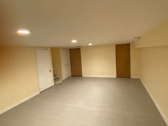 Building Photo - 330 E Forest Knoll Dr