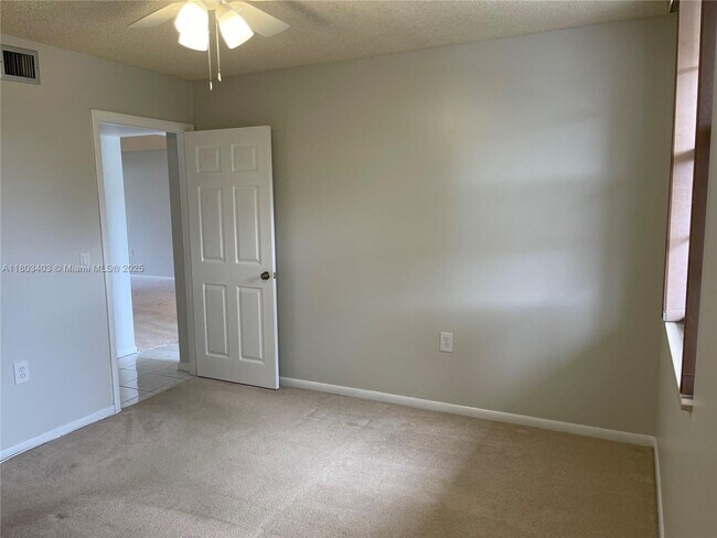 Building Photo - 1721 Whitehall Dr