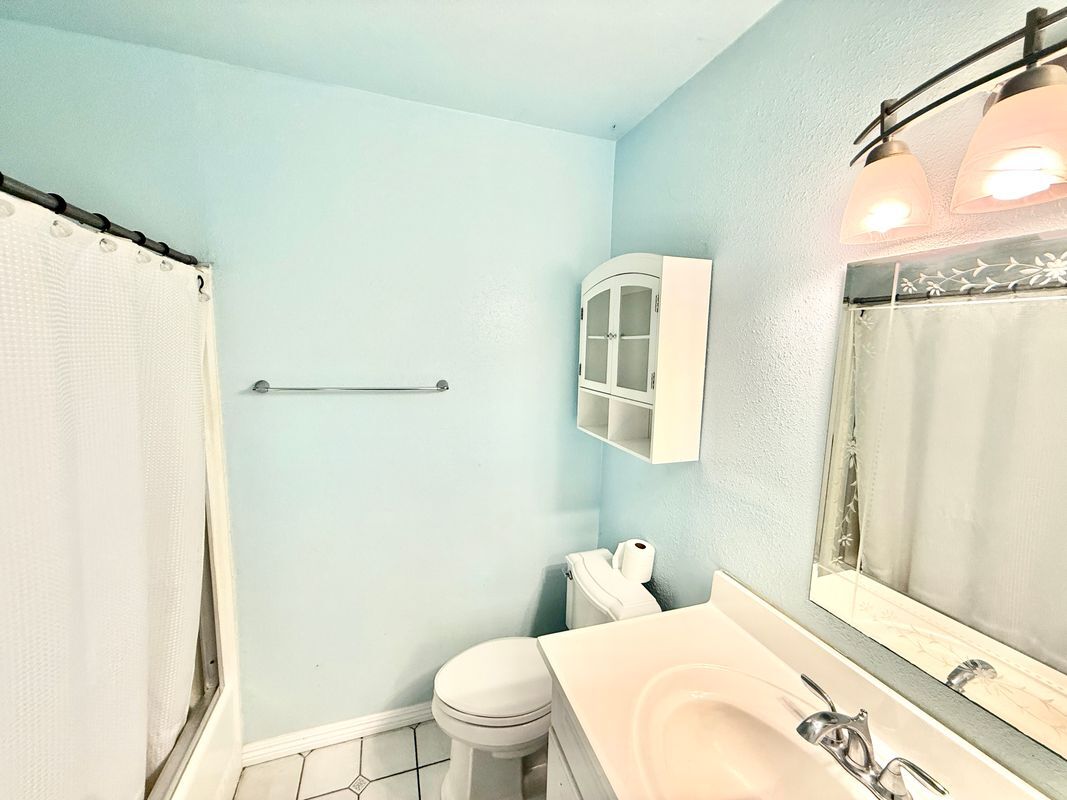 Building Photo - 2521 W Sunflower Ave