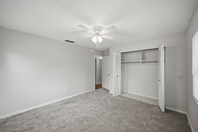 Building Photo - Spacious 3-Bedroom Rental on .39 Acres in Desirable SE Ocala!