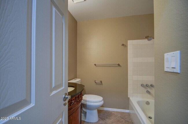 Building Photo - 3022 N 34th Pl