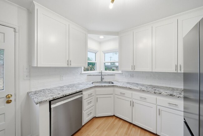 Building Photo - 1348 E 45th Pl