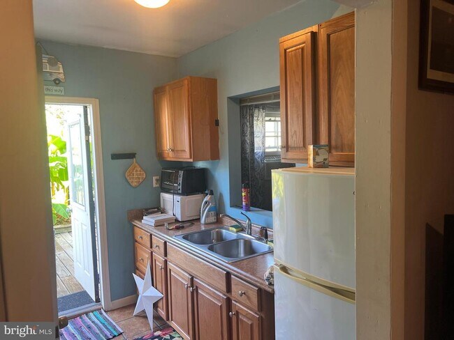 Building Photo - 1204 Chesapeake Dr