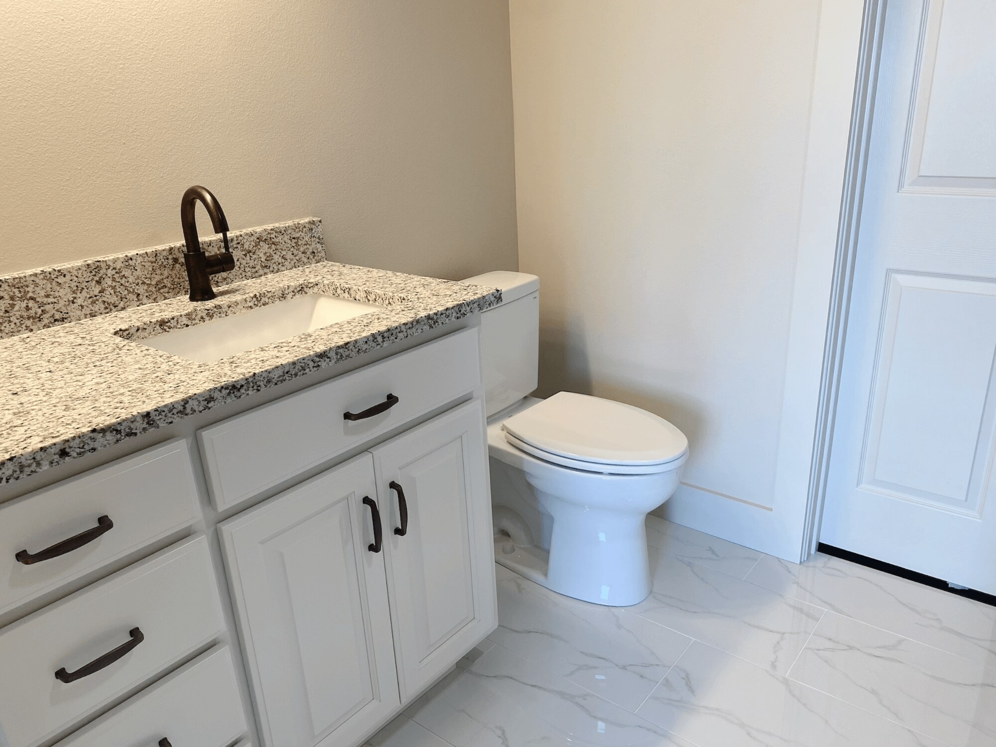 Building Photo - 906 S Main St