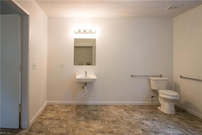 Building Photo - 1343 W 39th St