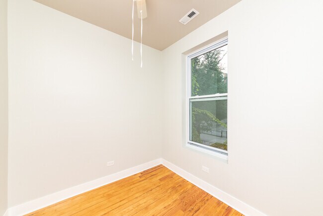 Building Photo - 3547 N Sheffield Ave