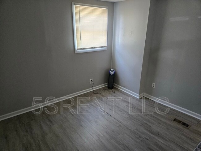 Building Photo - 236 S Mary Ellen St