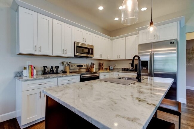 Building Photo - 204 N Manhattan Ave