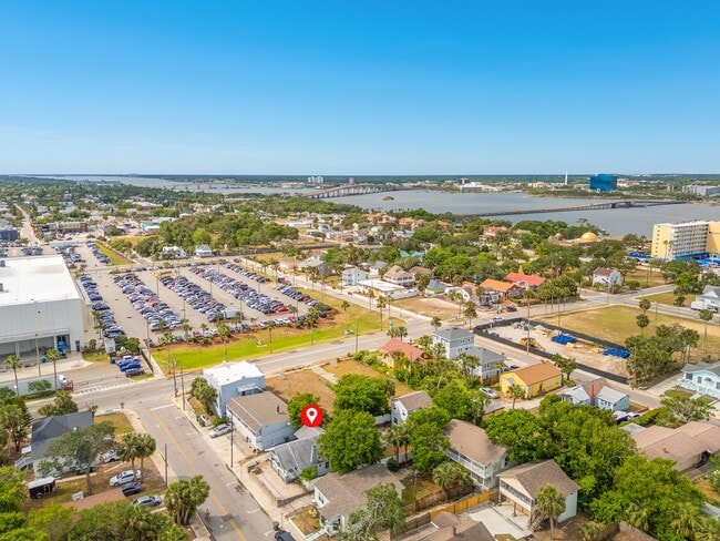 Building Photo - Charming 2 Bed, 2 Bath Home Near the World...