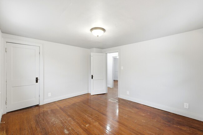 Building Photo - 607 W Grand Ave