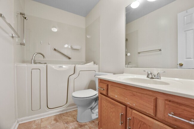 Building Photo - Three Bedroom in Sango!