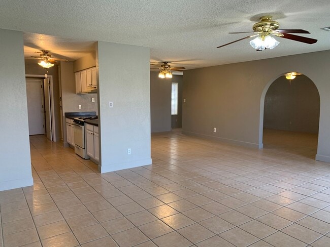 Building Photo - 4 BEDROOM POOL HOME!
