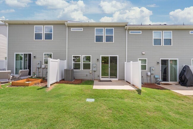 Building Photo - Like-New Townhome in Pristine, Move-In Ready Condition