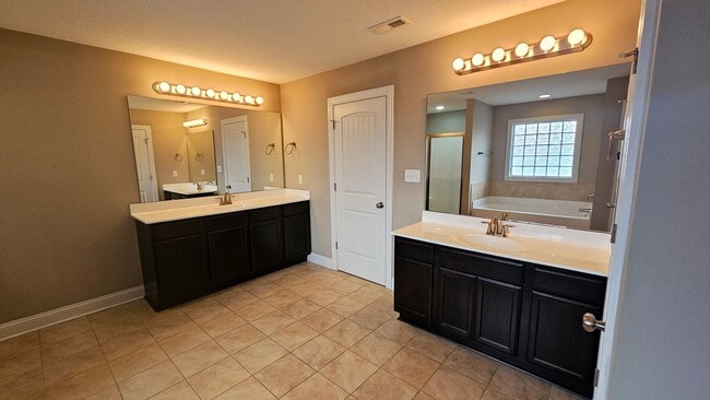 Building Photo - 4 BR 3.5 BA in Swansboro!