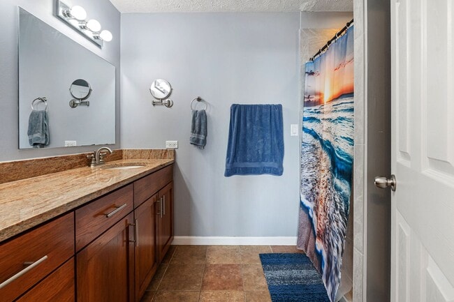 Building Photo - Breathtaking downtown East-facing, penthouse condo - FURNISHED!